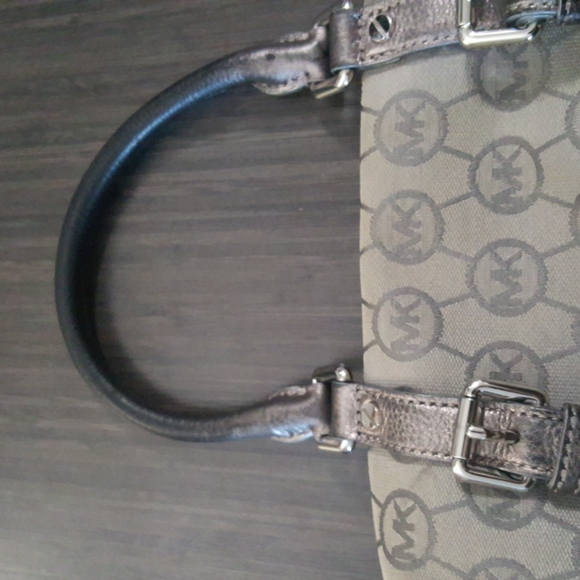 Michael Kors large classic silver/gray canvas & leather crossbody shoulder bag - Picture 11 of 16
